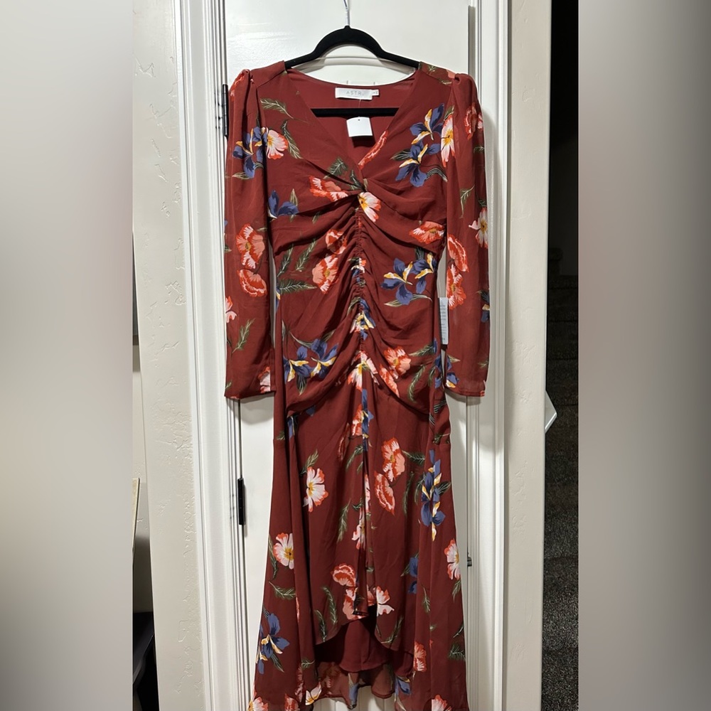 [ASTR the Label] NEW Ruched Front Midi Dress Rust Red Floral. Size Small
